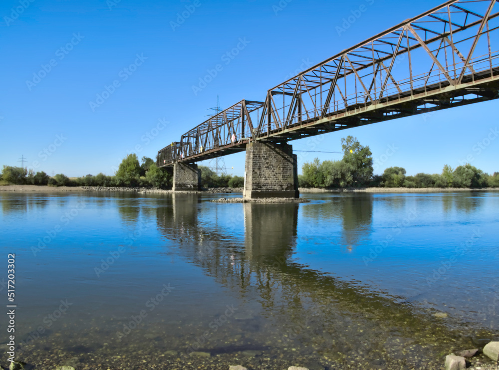 Donau Eisenbahnbrücke mit blauen Himmel Donau Eisenbahnbrücke mit blauen Himmel