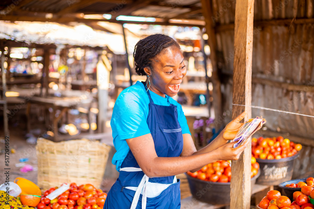 Obraz premium market woman holding Nigeria currency