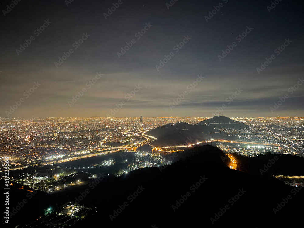 vista nocturna de ciudad con cerro isla 