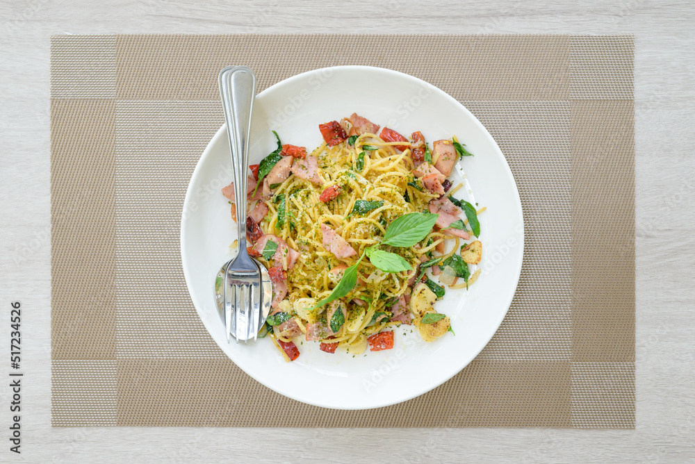 Stir-fried spaghetti with bacon and dried chili Stir-fried spaghetti with bacon and dried chili