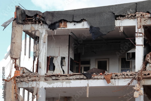 Demolition of an old residential building.
Rozbiórka starego budynku mieszkalnego.