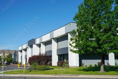 Fotografia exterior view of office building in industrial area