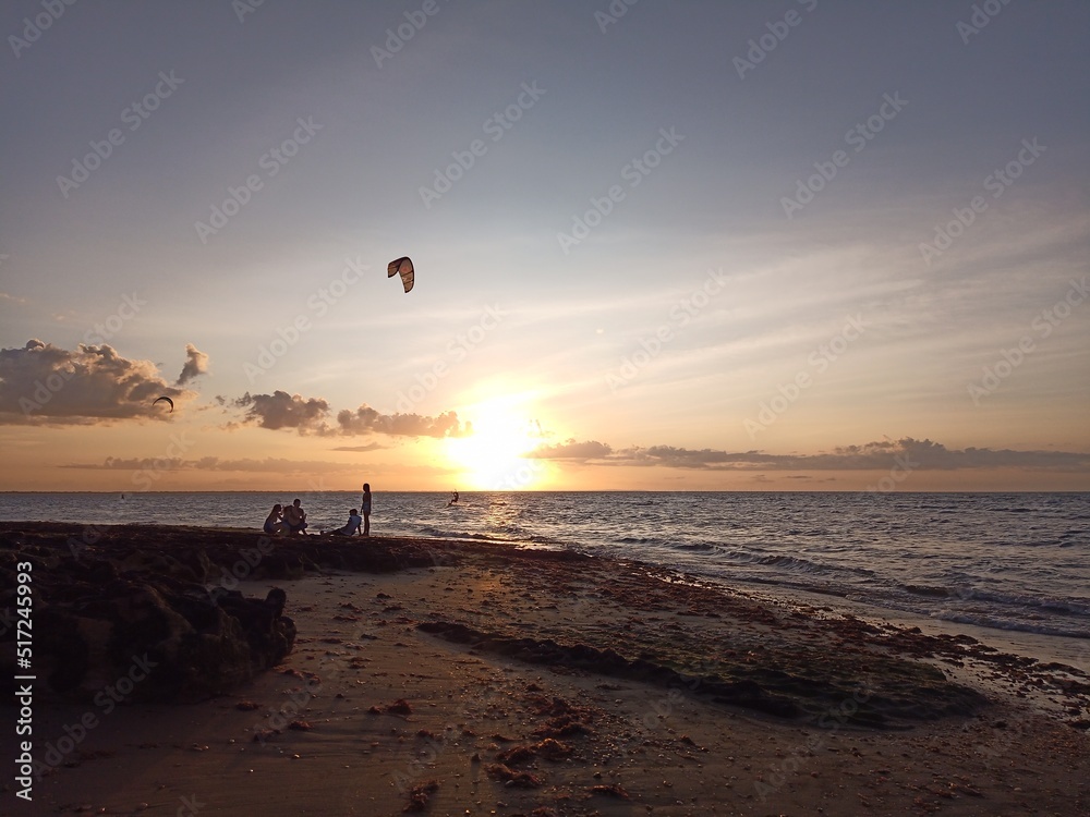 Obraz premium kite surfing at sunset