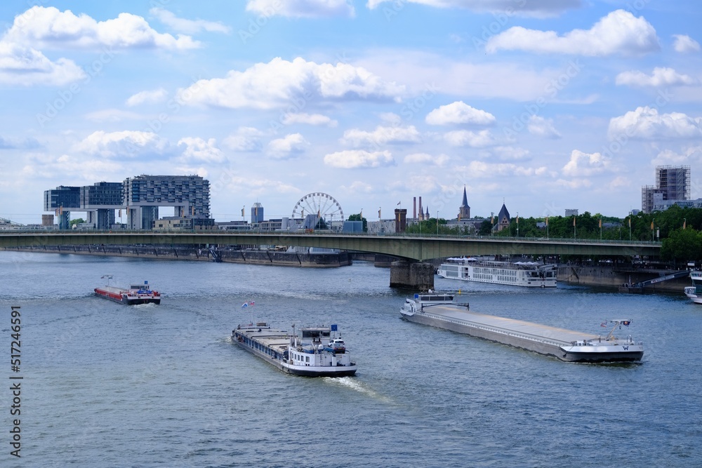 Panorama von Köln mit Schiffen, Kranhäuser und Riesenrad