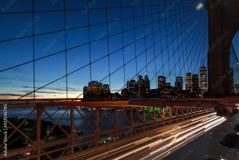 Obraz premium Luces de autos en el puente en la noche 