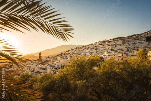 Das Bergdorf Cómpeta in Andalusien bei Sonnenuntergang