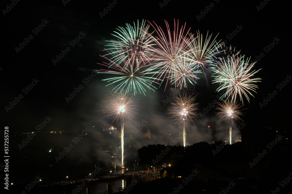 Feu d'artifice du 14 juillet à Toulouse, France. Feu d'artifice du 14 juillet à Toulouse, France.