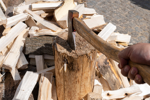 Lack of gas supply for heating, is increasingly stocked firewood © gabort