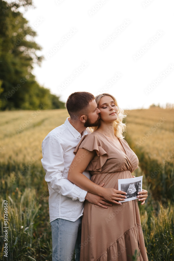 Εκτύπωση καμβά Pregnant woman with husband is holding ultrasound baby image