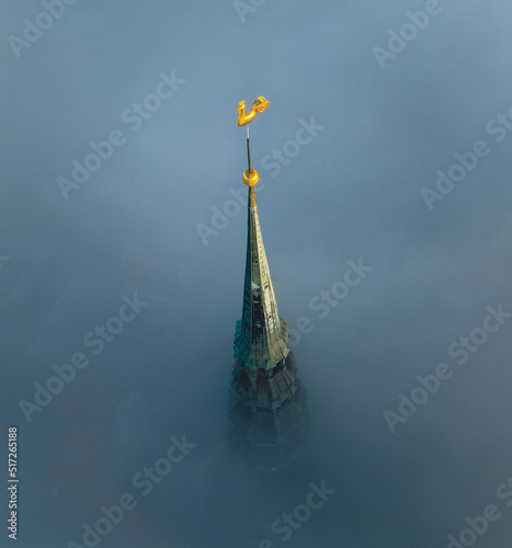 Obraz na płótnie
Skyscraper rooftop over the clouds at sunrise. Thick fog covers the Riga city, and warm sunlight over the clouds.
w salonie