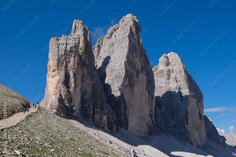 Senderos y vista de las Tres Cimas de Lavaredo en las Dolomitas de Auronzo en el noreste de Italia