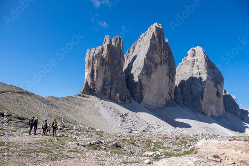 Senderistas frente a las Tres Cimas de Lavaredo en las Dolomitas de Auronzo en el noreste de Italia