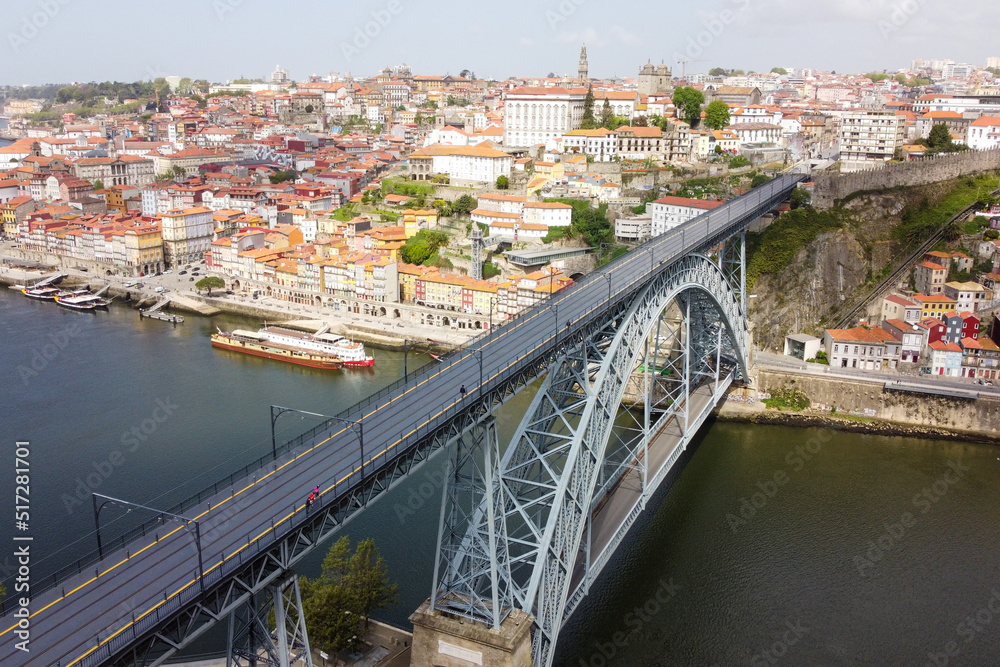 Vista aérea de drone sobre a Ponte Dom Luís, Porto (Portugal)