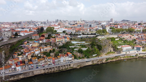 Vista aérea de drone sobre a cidade do Porto (Portugal)