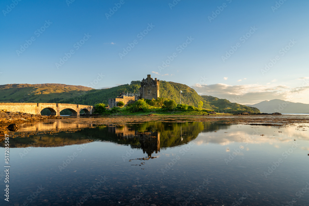 Obraz premium Eilean Donan Castle at sunset in Scotland