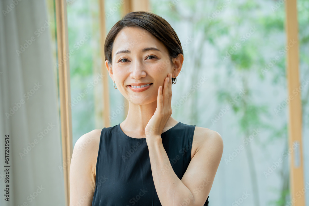 肌に手を添える日本人女性 肌に手を添える日本人女性