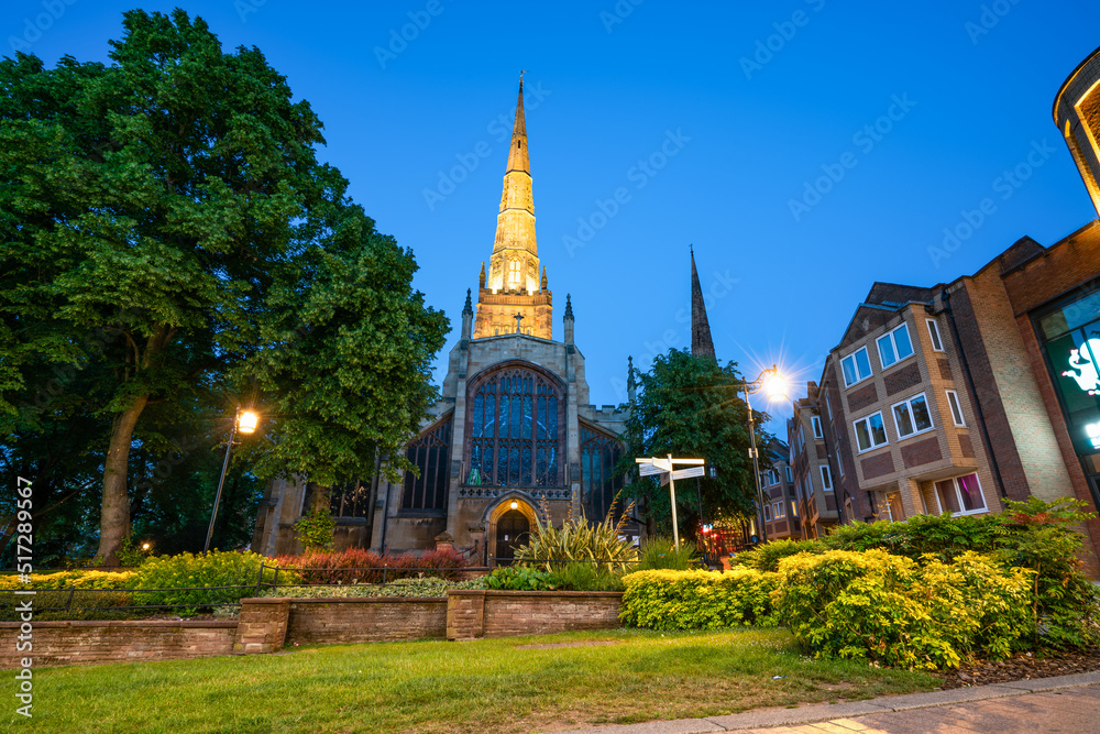 Obraz premium Holy Trinity church at dusk in Coventry