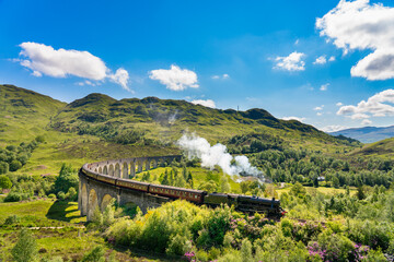 Keuken achterwand Glenfinnanviaduct Stoomtrein passeert Glenfinnan spoorbrug  © Pawel Pajor