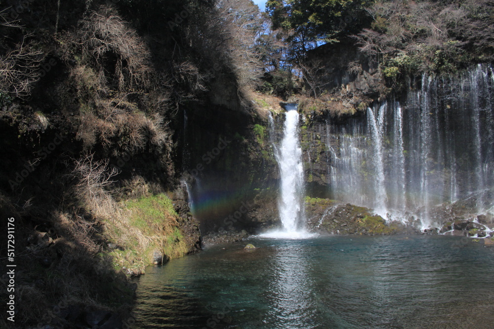 Fototapeta premium 白糸の滝に架かった虹