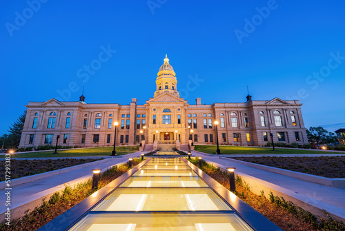 Obraz na płótnie Sunset view of the beautiful Wyoming State capitol building w salonie