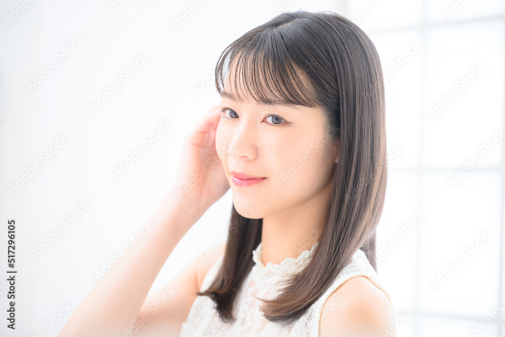 髪の毛を気にする女性 髪の毛を気にする女性