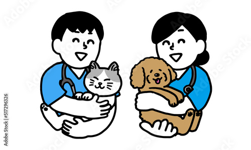 猫と犬を抱っこする獣医師男女