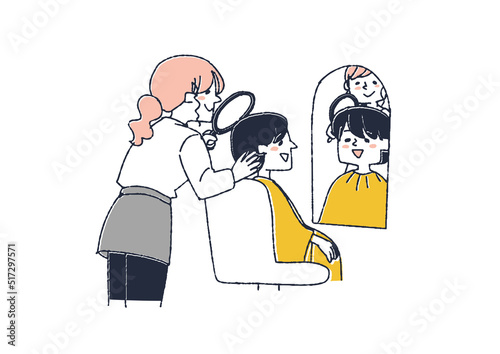 髪型の仕上がりを見る女性客　美容院での時間を楽しむ人々