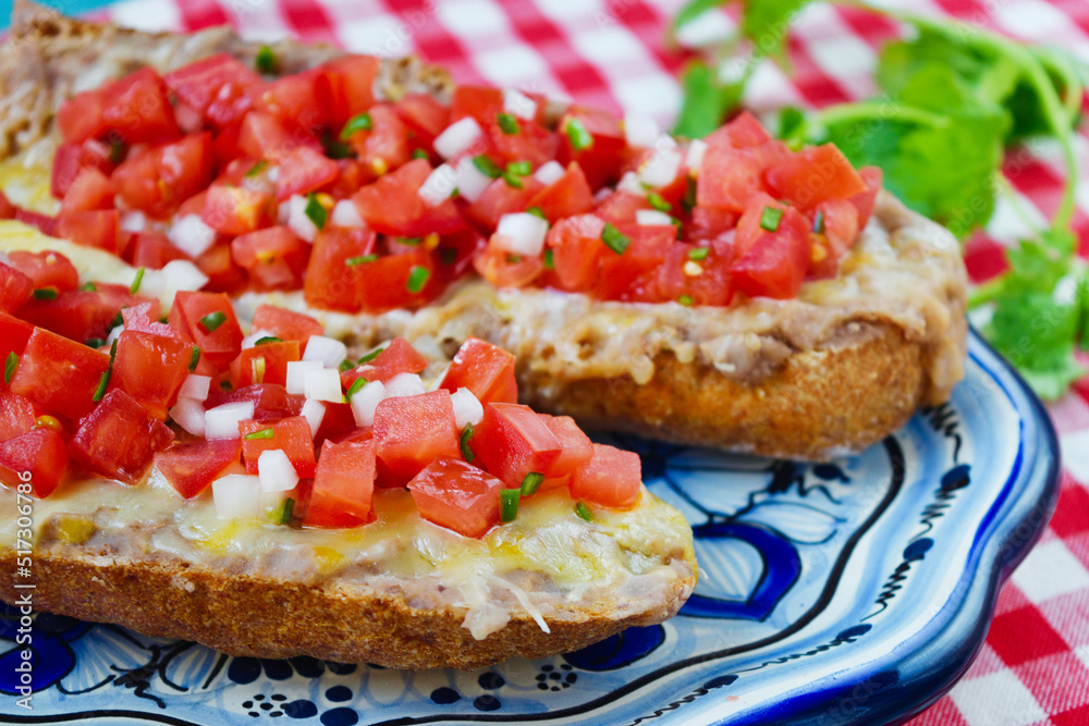 メキシコのモジェテス　ピコ・デ・ガジョとチーズを添えて　コピースペースあり　Mexican Molletes served with pico de gallo and cheese, copy space available