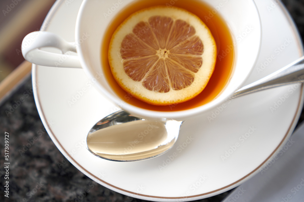 スライスレモンを浮かべた温かい紅茶