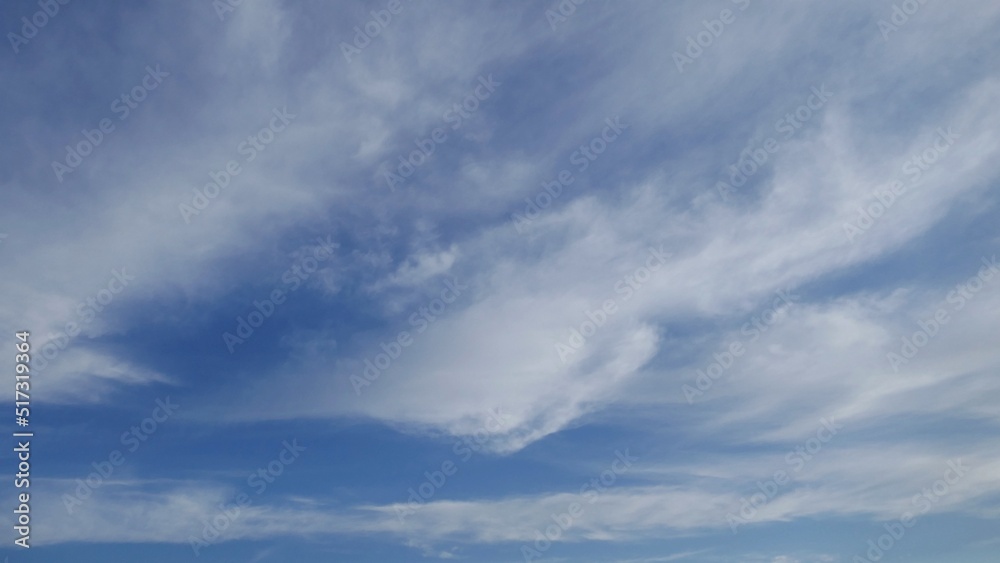 早朝の港に浮かぶ白い雲たち