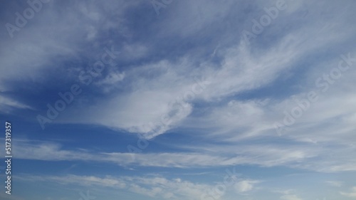 Fototapeta Naklejka Na Ścianę i Meble -  早朝の港に浮かぶ白い雲たち