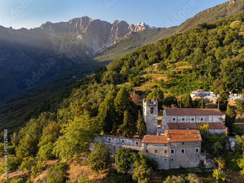 Obraz na plátně La Cappella di San Martino o di Azzano, sulle Alpi Apuane, sullo sfondo il monte