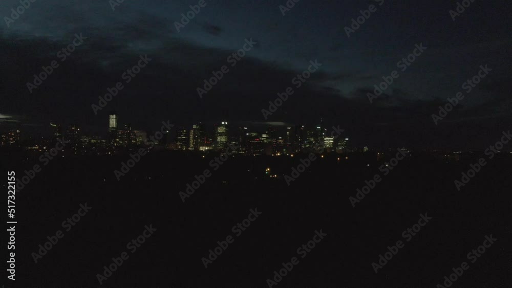 Prise de vue aérienne de Paris et des lumières de la ville, sous la pleine lune. Prise de vue aérienne de Paris et des lumières de la ville, sous la pleine lune.