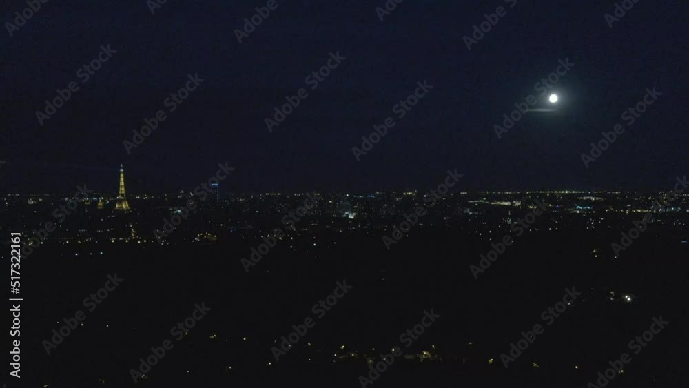 Prise de vue aérienne de La Défense et des lumières de les immeubles, sous la pleine lune. 