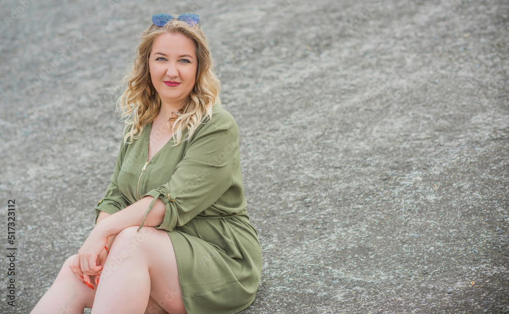 Obraz premium Nice plus size model at city street, European woman in casual dress, big size fashion 