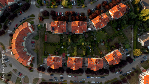 domy osiedle widok na dachy z g  ry z drona