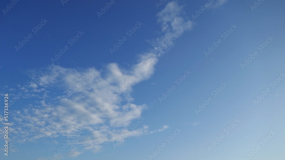 早朝の澄み切った空に浮かぶ白い雲