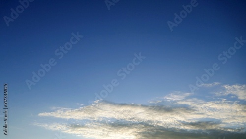 早朝の澄み切った空に浮かぶ白い雲