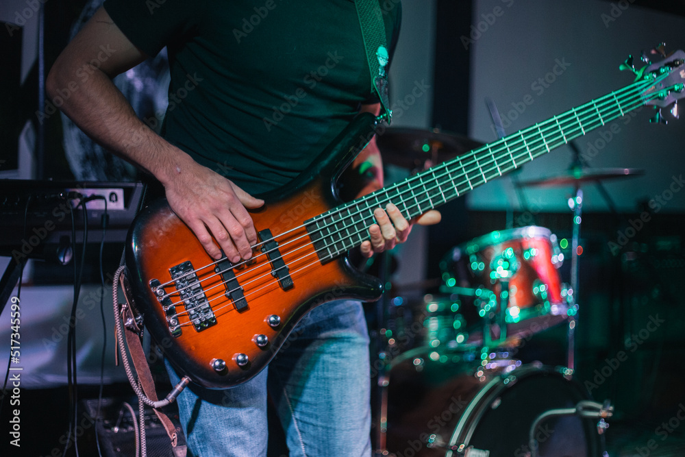 Obraz premium musician plays electric guitar on stage