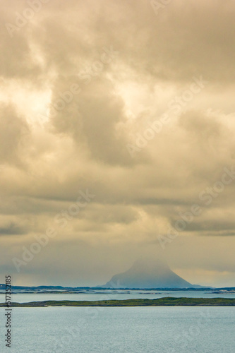 Une île sous les nuages en Norvège photo