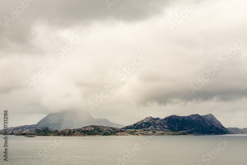 Une île sous les nuages dans l'océan arctique photo