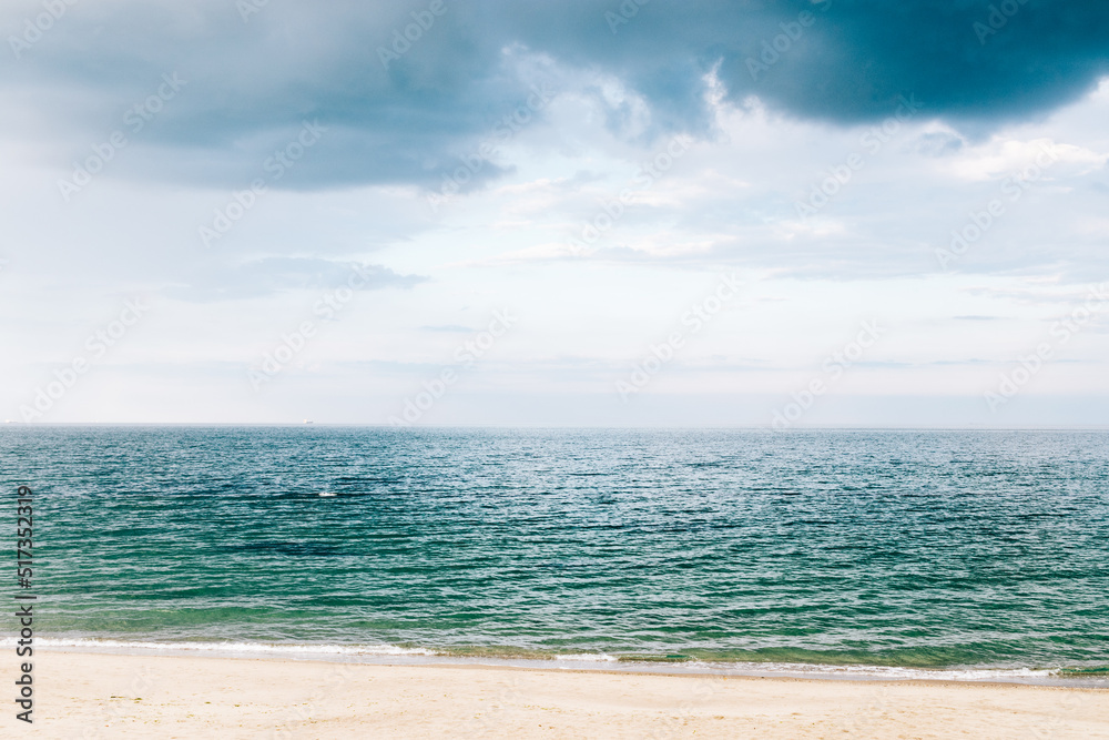 Obraz premium View of the beach and calm sea