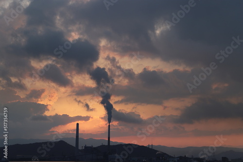 SDGs 地球環境！エントツの煙と色ずく空 環境問題と工場汚染問題