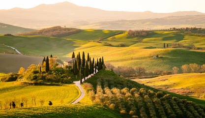 Acrylglasbilder Toskana Bauernhaus bei San Quirico d'Orcia  © onurcepheli