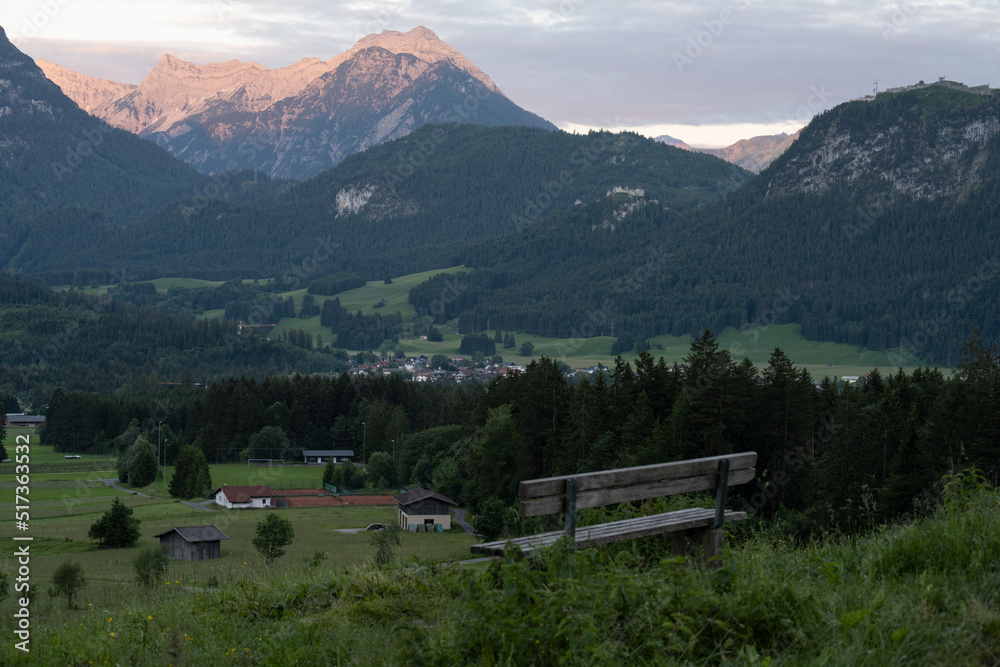 Blick über das Tal zu den Alpen mit Abendrot
