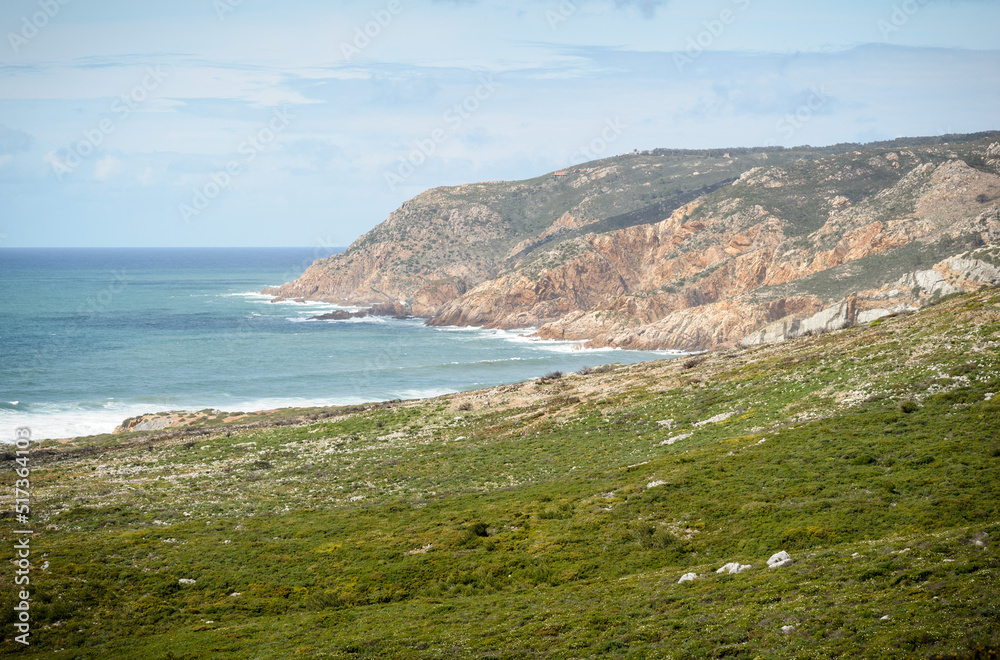 Zielony brzeg oceanu za Cascais w Portugalii