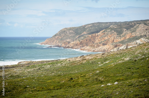 Zielony brzeg oceanu za Cascais w Portugalii