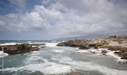 Kamienisty brzeg oceanu za Cascais w Portugalii