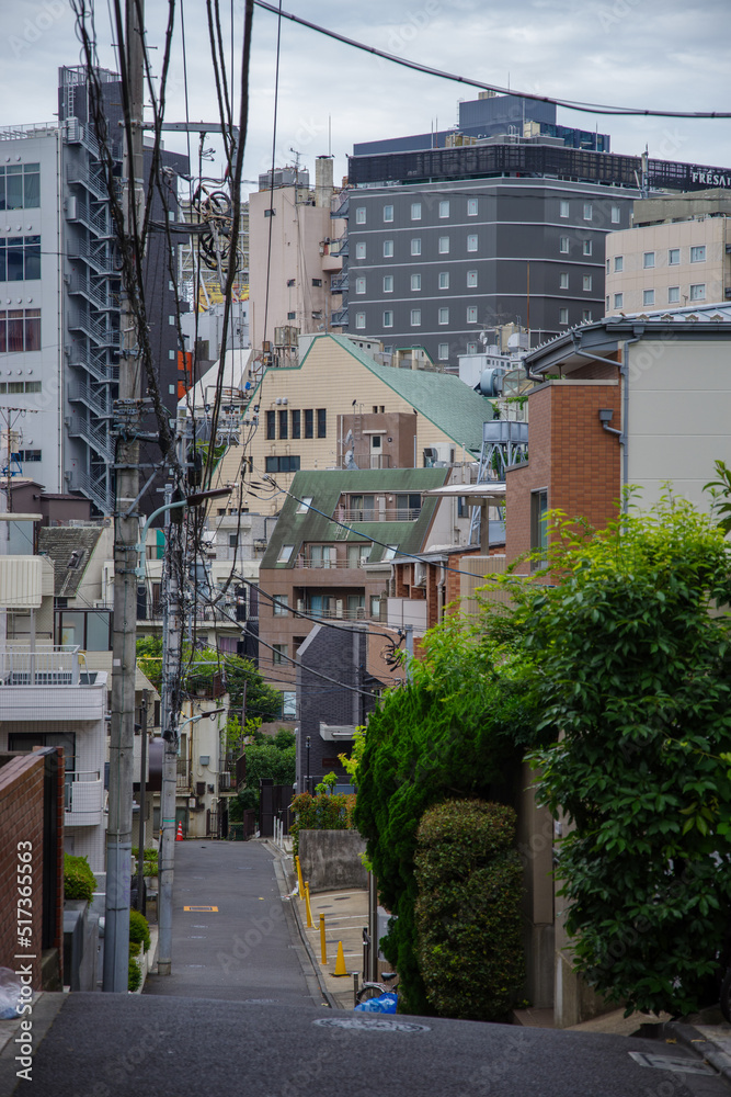 東京六本木三丁目の住宅街から六本木の中心を望む