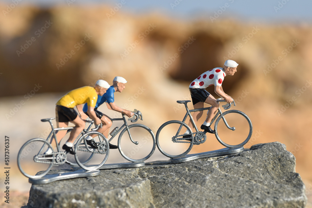 Cyclisme cycliste vélo champion Tour de France maillot jaune pois montagne grimpeur  - obrazy, fototapety, plakaty 